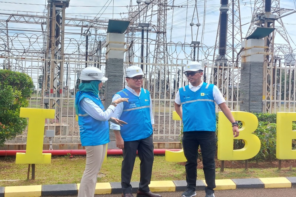 Wakil Menteri Badan Usaha Milik Negara (BUMN) Kartika Wirjoatmodjo meninjau Posko Siaga Kelistrikan Nataru PLN UIP2B Jamali di Depok, Jawa Barat, Jumat (27/12/2024)./Bisnis-Mochammad Ryan Hidayatullah
