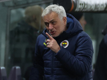 Fenerbahce Kalah, Mourinho Viral Gara-gara Remas Hidung Pelatih Lawan